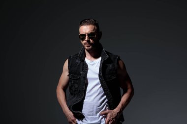  ceplerinde elleri ile ayakta kot yelek uygun adam