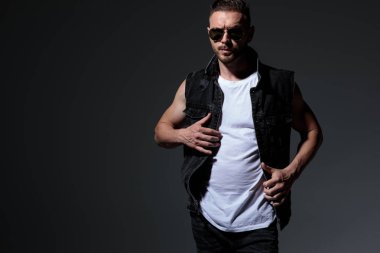 serin dramatik genç güçlü adam onun kot ceket yaka sabitleme