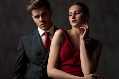 yüzlerinde derin bir görünüm ile ayakta bussiness çift