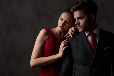 çift yan yana duran ve pensively uzağa bakarak