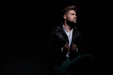 deri ceket yaka tutan moda adam