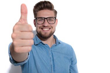 akıllı genç mutlu adam ok işareti yapma 