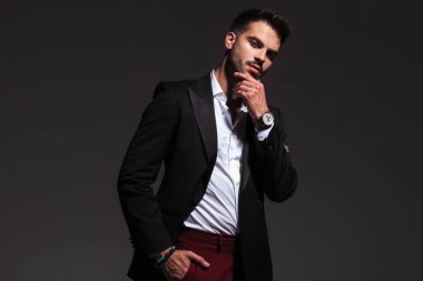 dalgın genç zarif adam