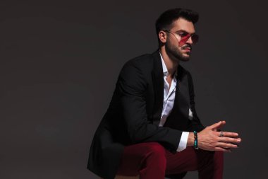 oturmuş zarif bir adamın yan görünümü dua