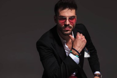 oturan seksi adam düşünüyor