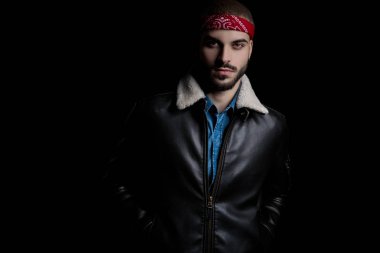 Kırmızı saç bandı ve deri ceket giyen sert bisikletçi