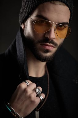 paltosunu ayarlayarak bere giyen hipster adam