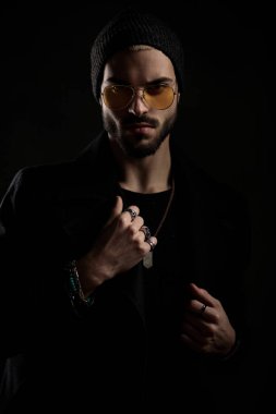 çekici sakallı adam kendinden emin görünümlü