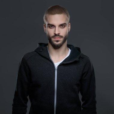 cool adam waring hoodie ayakta 