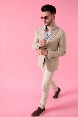 baştan çıkarıcı genç adam yürüyüş ve ceketsabitleme