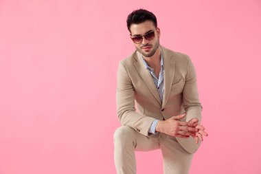 akıllı rahat adam diz üzerine dirsek eğilerek