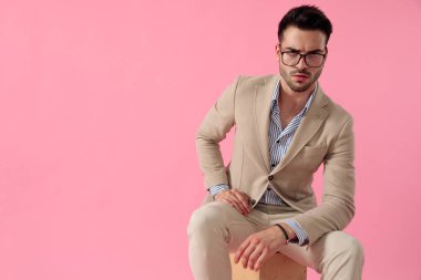 yakışıklı genç adam diz dirsek eğilerek