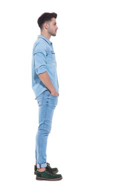 ceplerinde el ele tutuşan çekici adamın yan görünümü