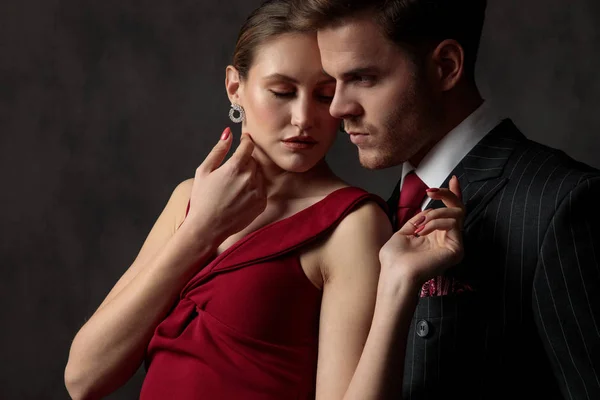Man looking away and woman looking at him with desire — Stock Photo, Image