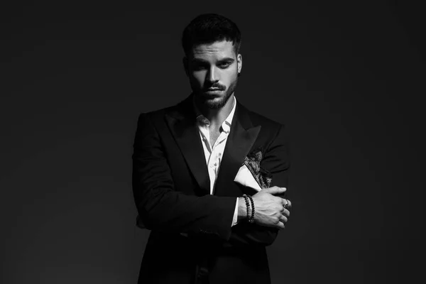 Zwart-wit portret van een sexy man in Tuxedo — Stockfoto
