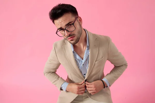 Atractivo joven con gafas y abrigo de fijación —  Fotos de Stock