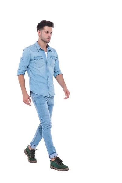 Mächtiger und selbstbewusster Mann in Jeans und zu Fuß — Stockfoto