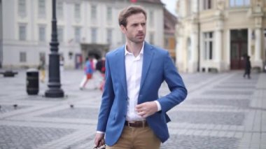 Yeterince bekledim! Üzgün genç işadamı toplantıya gelmedi bazıları bekledikten sonra ayrılmaya karar verir