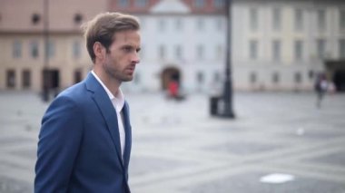 genç işadamı bir toplantı için geç ve şehirde acele