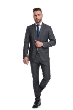 elbisesini ilikleyen yakışıklı genç işadamı