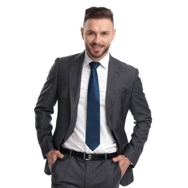 Elleri ceplerinde duran rahat genç işadamı