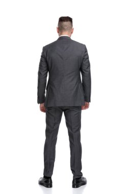 ayakta genç bir işadamının geri görünümü 