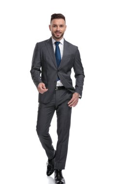 rahat genç işadamı cebinde bir el ile yürüyor