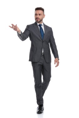 yürüyen genç işadamı bir şey tavsiye 