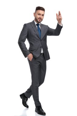 genç yürüyen işadamı bir el ges ile dikkatinizi çekiyor