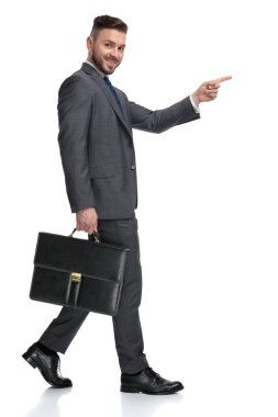 yakışıklı genç buinessman yürüyüş ve parmağını işaret 