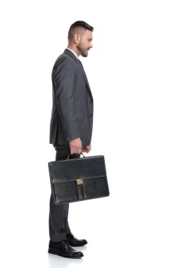 bavul tutan kendinden emin bir genç işadamıyan görünümü 