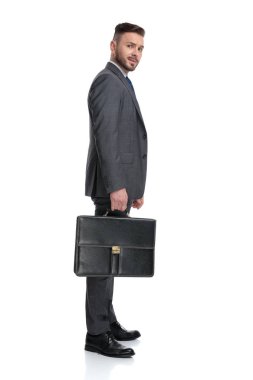 takım elbise giyen genç yönetici sırada beklerken şaşkın görünüyor