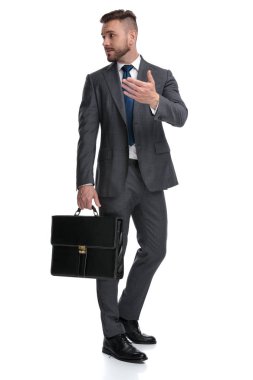 genç yönetici sırtında birine bir şey açıklayan