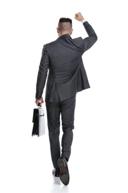 başarıyı kutlayan kazanan bir işadamının geri görünümü 