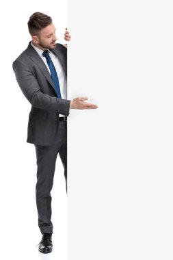 genç işadamı büyük reklam bir mesaj gösteren 