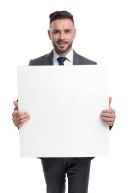 boş bir tahta tutan genç bir işadamının portresi 