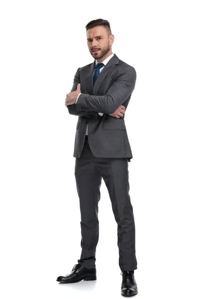 Confident young business man standing with hands crossed — Stock Photo, Image