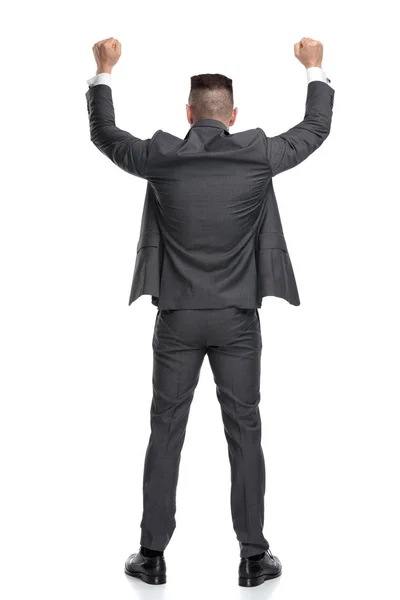 Zufriedener Geschäftsmann mit den Händen in der Luft und feiert den Erfolg — Stockfoto