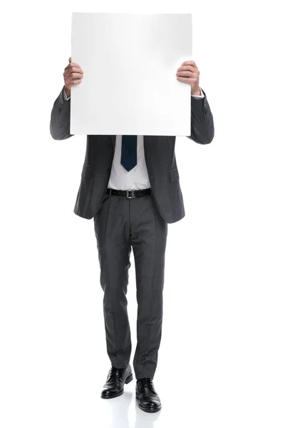 Empresário cobre a cabeça com um quadro em branco — Fotografia de Stock