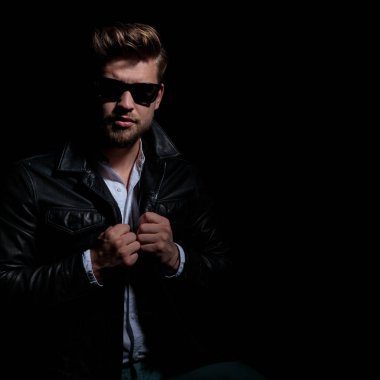 deri ceket ve güneş gözlüğü serin genç adam ceket kapatır