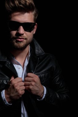 deri ceket yaka tutan serin bir adam cutout görüntü
