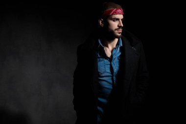 bir bandana ve uzun palto giyen çekici rahat adam 
