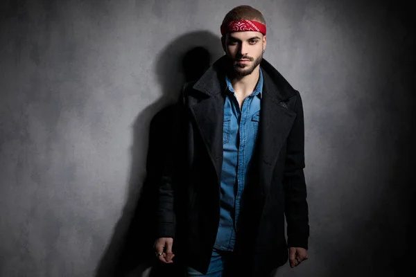 Attraente giovane uomo indossa una bandana e un cappotto lungo — Foto Stock