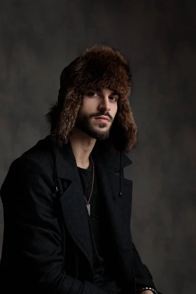 Attrayant homme décontracté portant un manteau long et chapeau de fourrure — Photo