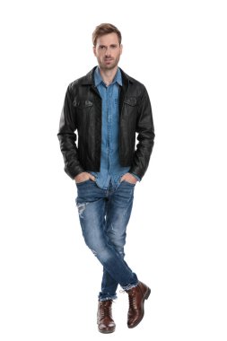 elleri ceplerde ve ayaklarda duran adam geçti