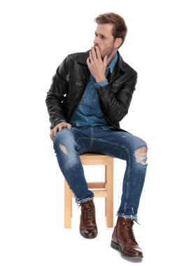adam sıkılmış oturan