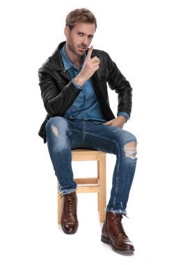 adam oturma ve yukarı işaret