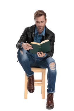 oturmuş adam bir kitap okuma
