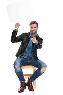 oturmuş adam konuşma balonu tutan ve ileri işaret