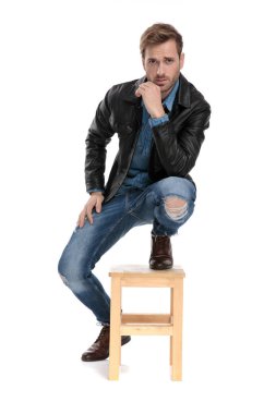 adam çene dokunmadan sandalyede bir bacak ile ayakta